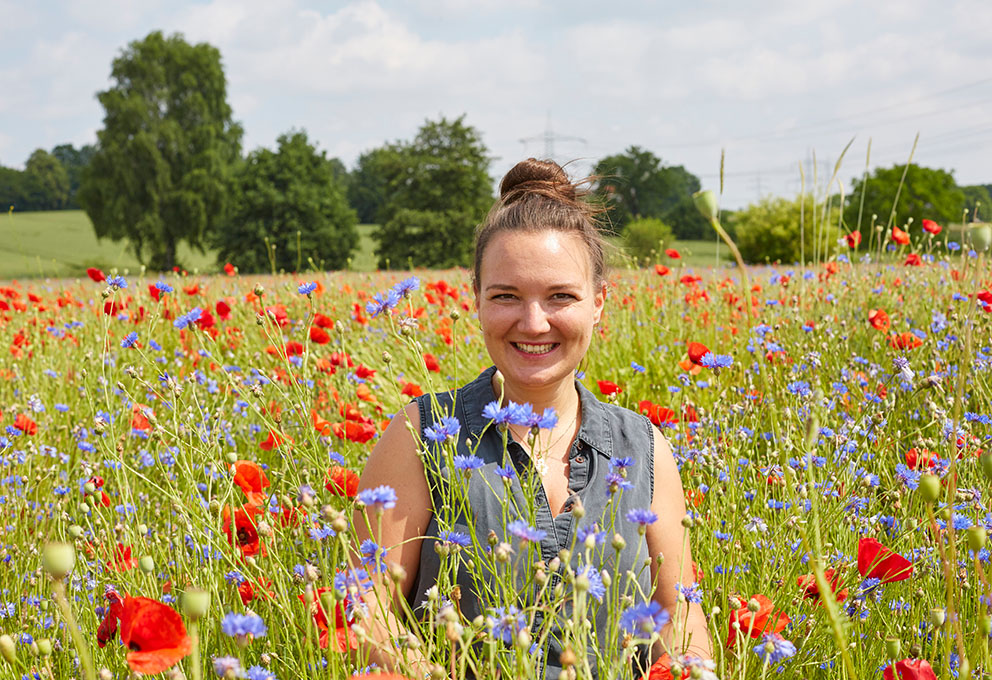 Die Landwirtin Charlotte Otte, Geschäftsführerin des Obsthofs Otte, auf einem Blühstreifen ihres Betriebs.